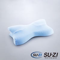淺藍色AS快眠止鼾枕專用枕套，表面有細小的菱形紋理，呈現弧形凹槽設計，適合支撐頭部與頸部，材質柔軟。