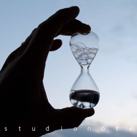 手持玻璃製的迷你沙漏，上半部裝有許多泡泡，下半部裝有少量液體。