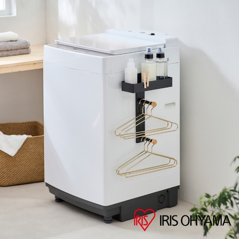 白色洗衣機側邊附有黑色磁吸式收納掛架，掛架上擺放著洗衣精瓶、衣夾，下方懸掛著兩個金色衣架。