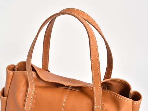 取っ手は薄手の上着で丁度肩掛けが出来るくらいの長さです(厚手のコートなどでは肩掛けがタイトになることもあります)。