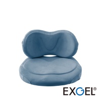 淺藍色 HUG COMFY PREMIUM 背部支撐旗艦版坐墊，由柔軟親膚的材質製成，包含一個弧形腰部支撐墊和一個符合人體工學的坐墊。