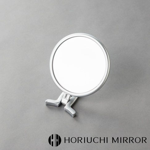 堀內鏡 HORIUCHI MIRROR 經典手持立式兩用美妝鏡，銀色金屬材質，圓形鏡面，簡約設計。