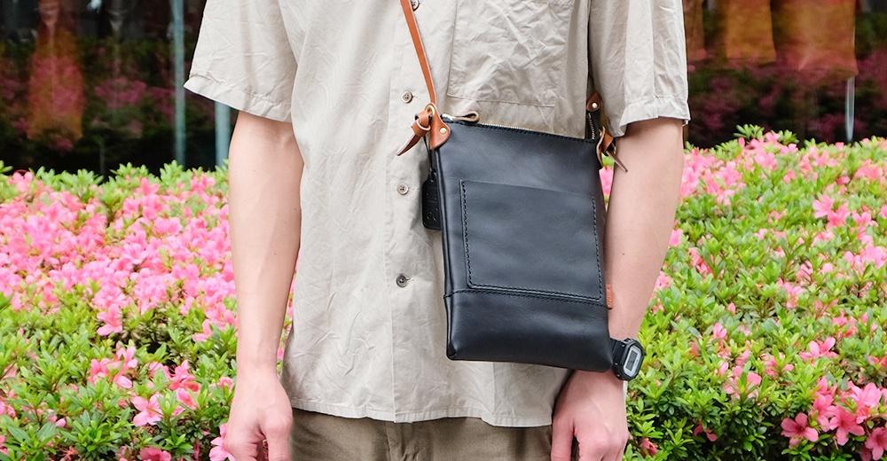 1000x520_職人手作皮革直式隨身單肩包-CP-37-(共2種尺寸各5色)-6