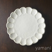 一個 27 公分、白色、帶有「六魯粉引花型」設計的陶瓷主食盤，邊緣有明顯的輪廓和細緻的紋理。