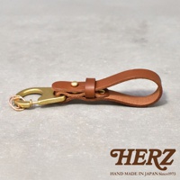 職人手作皮革鑰匙圈，採用棕色皮革與黃銅金屬扣環，設計簡約實用。