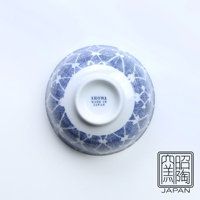 白底藍染的飯碗，碗身外側印有細膩的藍色菱形網紋圖案。碗底中央有白色圓形標識，印有「SHOWA MADE IN JAPAN」字樣。右下角為「照窯」日文漢字與「JAPAN」英文標誌。