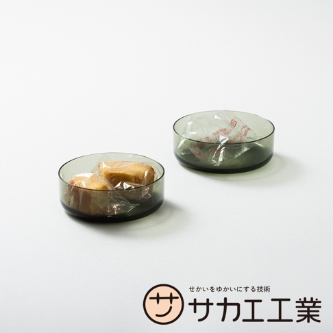 SAKAE UENOSUKE SHITANOSUKE 二合一可蓋點心碗，兩個綠色透明碗，每個碗內有兩塊包裝好的糕點。