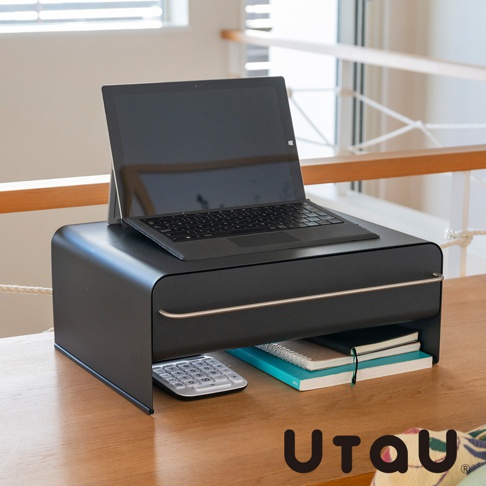 UtaU 抽屜式多功能萬用收納整理櫃，上方擺放著一台筆記型電腦，櫃子下方可收納筆記本和計算機，置於木質桌面。