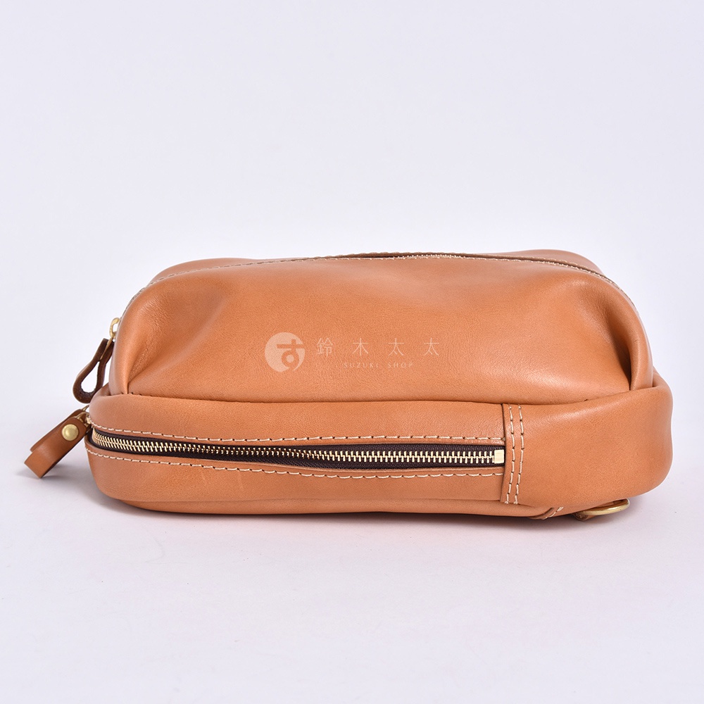 以日本HERZ品牌皮革材質製作的棕色立體運動斜背包，細節處有車線和拉鍊設計