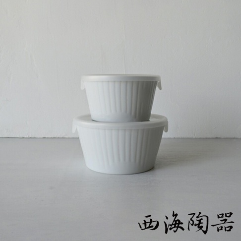 兩個白色陶瓷微波小碗疊放，碗身帶有直條紋理，均配有透明白色蓋子，蓋子邊緣有提把。