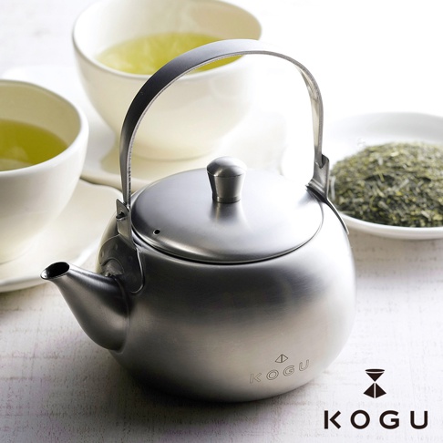 日製18-8不鏽鋼急須茶壺，圓潤壺身，附有提把與壺嘴，表面呈銀色金屬光澤，印有KOGU品牌標誌。