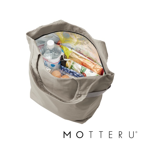 一個灰色的摺疊保冷托特袋，裝有水瓶、雞蛋、藍莓、麵包和蔬菜等食品。袋子內部襯有保溫材料，拉鍊部分可見。