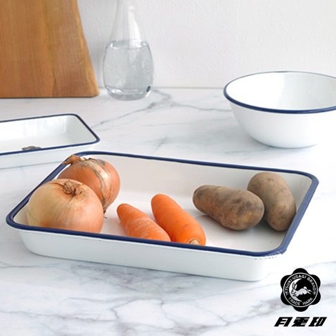 白色琺瑯調理盤，邊緣飾有藍色滾邊，盤中盛有洋蔥、紅蘿蔔和馬鈴薯。