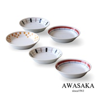 五個白色陶瓷淺盤，分別飾有橙色格紋、藍色與紅色橫條紋、以及黑白灰格紋圖案。