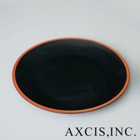 PURE 素燒百搭陶瓷主菜盤，M 尺寸，黑色盤面搭配橘色邊緣，材質為陶瓷。