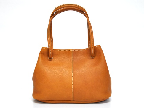 一個淺棕色的皮革托特包，有兩個手提帶，包身有明顯的縫線，材質柔軟，設計簡潔。