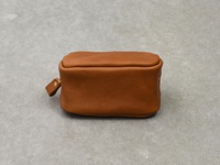 職人手作皮革Organ拉鍊收納包，S尺寸，展現天然皮革的棕褐色，搭配金色拉鍊與皮革拉頭。