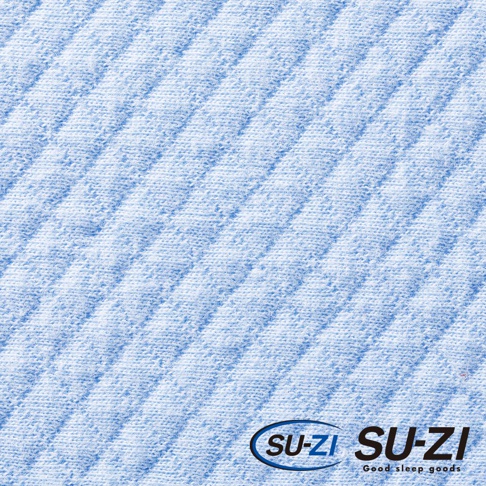 淺藍色針織紋理枕套，帶有品牌標誌。