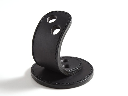 黑色皮革製成、可容納兩支筆的筆架，底部為圓形，上方彎曲的皮革有兩個筆孔，邊緣縫線清晰。