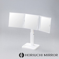 白色桌上型三折化妝鏡，由三個鏡面組成，鏡面皆為方形，可調節高度，帶有方形底座。