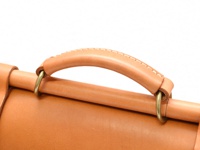 職人手作皮革屋瓦風兩用側背包 (CW-147) M，淺棕色皮革材質，帶有手工縫線的圓弧形提把，透過黃銅色金屬圓環與包體連接。