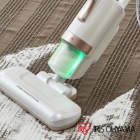 白色與米色機身的無線吸塵器，配有透明集塵筒，內有綠色燈光。吸塵器頭部有「POWER ADVANCE SYSTEM」字樣。產品置於棕色織物表面，有白色粉末被吸入。