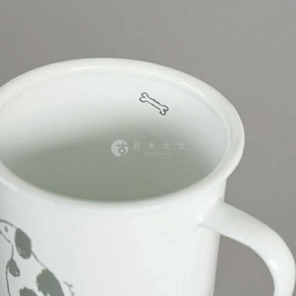 CAT&DOG 琺瑯馬克杯 (狗)，白色琺瑯材質，杯口內側印有灰色骨頭圖案，杯身外側有黑白斑點狗圖案。