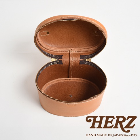 職人手作皮革圓筒型化妝手提包，淺棕色皮革材質，拉鍊開合，內部分隔設計。