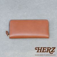 職人手作皮革Organ拉鍊長夾，採用光滑的棕色皮革製成，配有銀色拉鍊和皮革拉環。