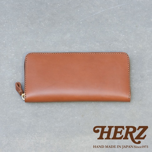 職人手作皮革Organ拉鍊長夾，採用光滑的棕色皮革製成，配有銀色拉鍊和皮革拉環。