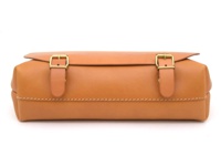 職人手作皮革雙扣三用後背包，採用 tan 色皮革製成，包身方正，有金色雙釦設計，皮革表面光滑，縫線整齊。