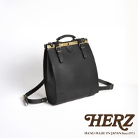 黑色皮革復古口金後背包，配有金屬搭扣和可調式背帶。