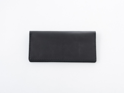 黑色職人手作皮革簡約輕薄扁長夾，展現細緻車縫工藝，整體設計俐落，材質為光滑皮革，適合商務或日常攜帶。