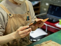 コバに染料を入れて手作業で磨きます。