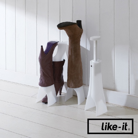 白色可調節長靴收納支架，用於支撐一雙棕色皮革短靴及一雙棕色絨面長靴。