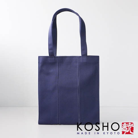 京都職人手作ougi棉帆布扇形托特包，此款為深藍色，材質為棉帆布，包身有垂直縫線裝飾，配有雙提把。