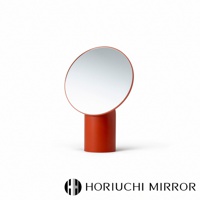 一赭紅色圓形鏡面，帶有簡約的圓柱形底座，整體為桌上型可調節設計，鏡面周圍為同色邊框。