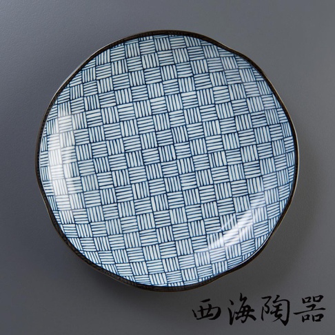 日本美濃燒輕量雅菊五件式大圓盤，藍白相間的細緻格紋圖案，陶瓷材質，邊緣帶有古樸的深色線條，盤面呈現波浪狀。