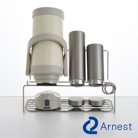 Arnest 逸品物創 多功能不鏽鋼雙層瀝水架，展示著一個由不鏽鋼製成的雙層架，上層放置著一個奶白色帶灰色提把的保溫瓶，以及兩個銀色金屬圓筒，下層則擺放著一個白色帶灰色開關的收納盒，以及兩個銀色圓形蓋子。