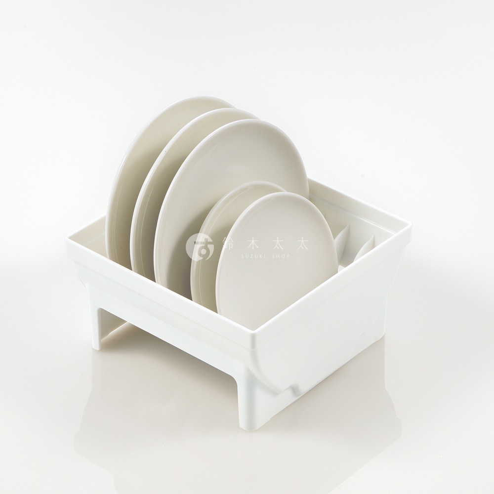 白色塑膠櫥櫃式餐盤收納架，可收納數個大小不同的白色餐盤，架子有兩根支架支撐。