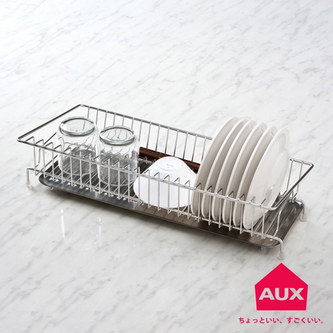 不鏽鋼材質的leye 排水式長形瀝水籃，內有兩個玻璃杯、一個白色碗和數個白色盤子，籃子下方有集水盤。