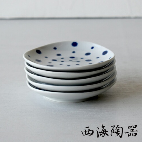 波佐見燒藍玉紋五件式醬料碟，白色瓷器表面點綴著大小不一的藍色圓點，碟子邊緣呈現不規則的曲線，堆疊擺放。
