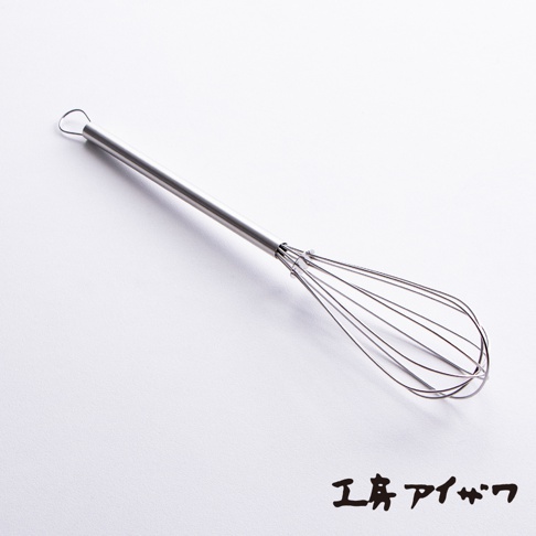 銀色不鏽鋼材質，帶有掛環的長柄攪拌棒，末端連接多根細長的鋼絲圈，用於攪拌食材。