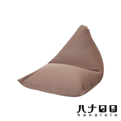 一件淺棕色的針織布款懶骨頭沙發，呈現三角形的獨特外觀。