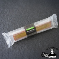 一條獨立包裝的開心果長條蛋糕，包裝上印有Pistachio和Stick Cake字樣