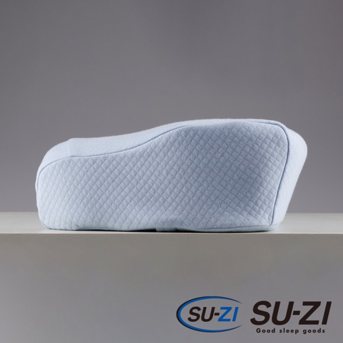 SS 快眠止鼾枕二代專用枕套，採用淺藍色菱格紋布料，觸感柔軟，枕套設計有符合人體工學的弧度，能完整包覆枕芯。