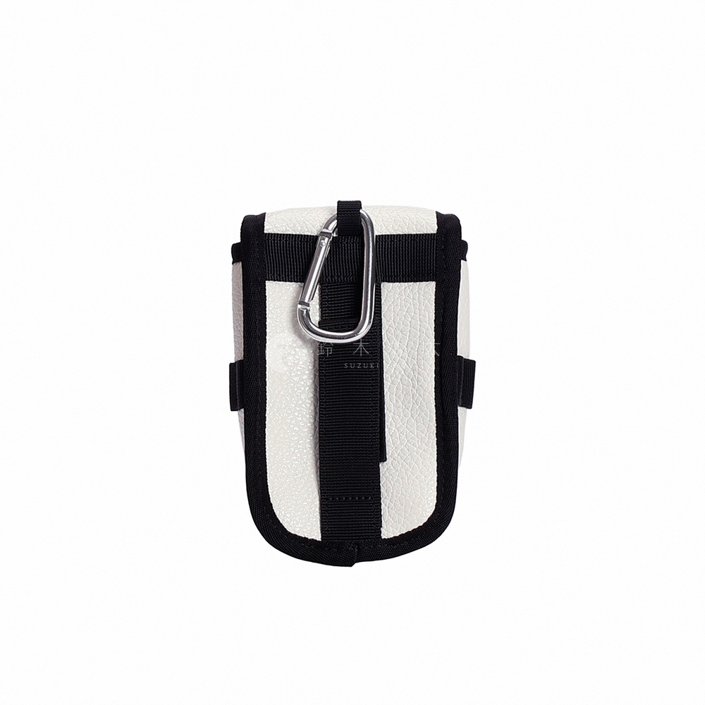 高爾夫球收納腰包，採用白色皮革搭配黑色織帶和滾邊設計，頂部配有銀色金屬掛勾。