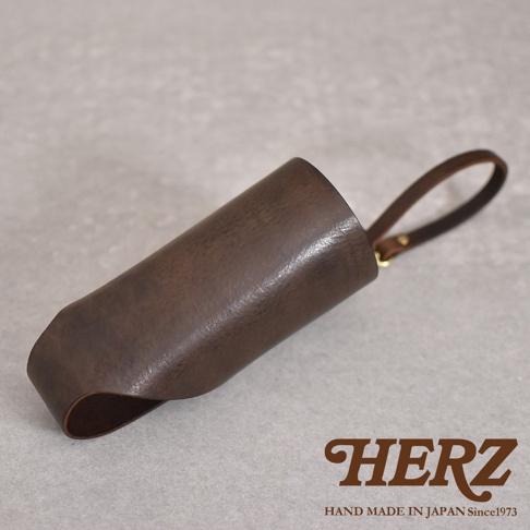 職人手作皮革Organ水壺套，深棕色，簡約設計，附有皮革提把，適合收納水壺。