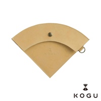 淺棕色皮革製成的扇形咖啡濾紙收納袋，表面有壓印的 KOGU 品牌標誌，並以金屬鈕扣固定。