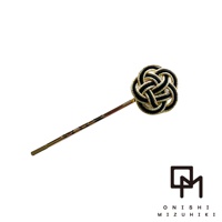 金色髮夾上裝飾著一個以黑色和金色水引繩結成的日式花結，繩結紋理複雜，呈現立體感。